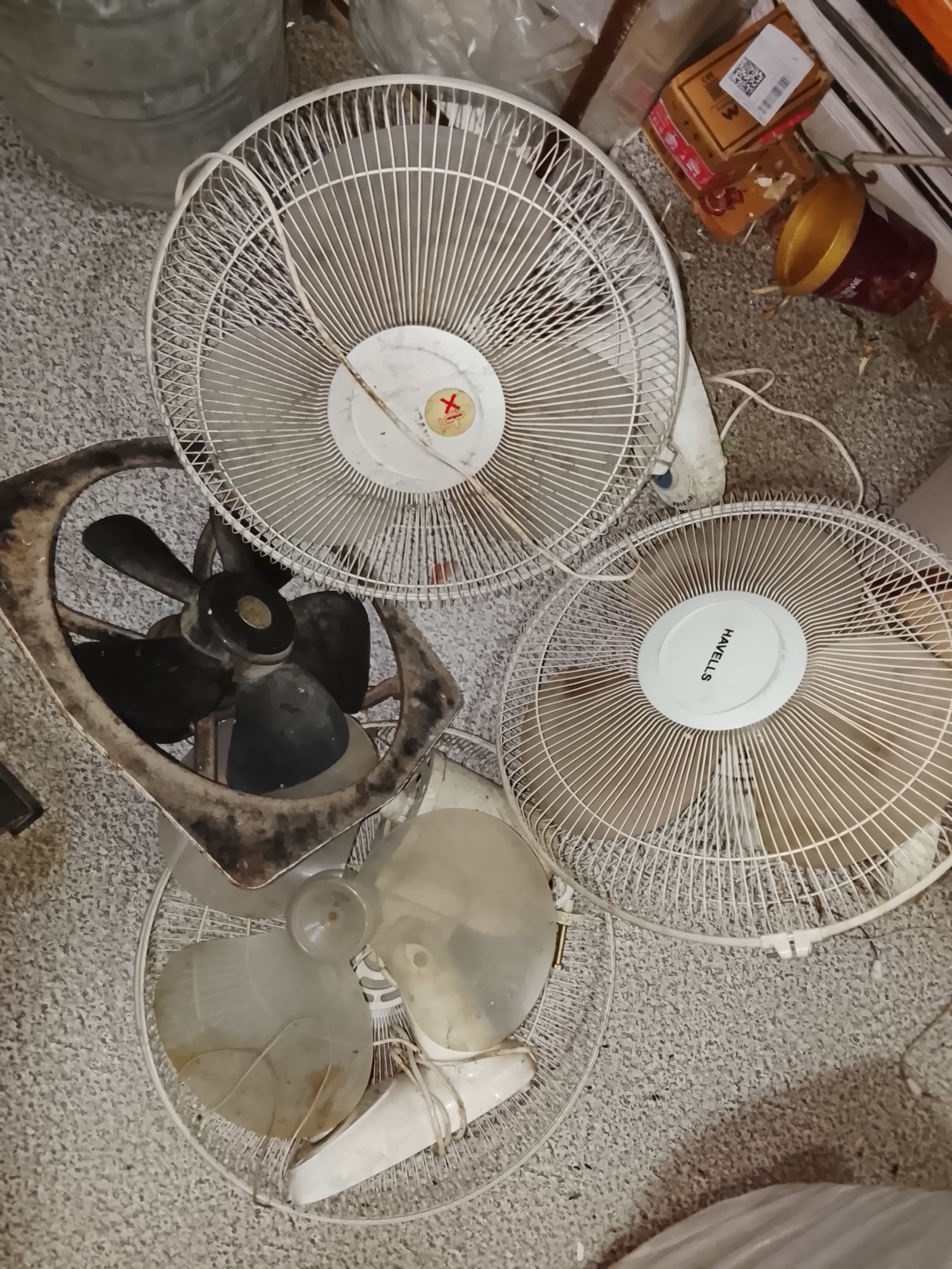3 havells k wall fan hai kharab condition mai. 2 gardan se toote hue hai. 1 exhaust hai off condition mai. - Electronics in Agra