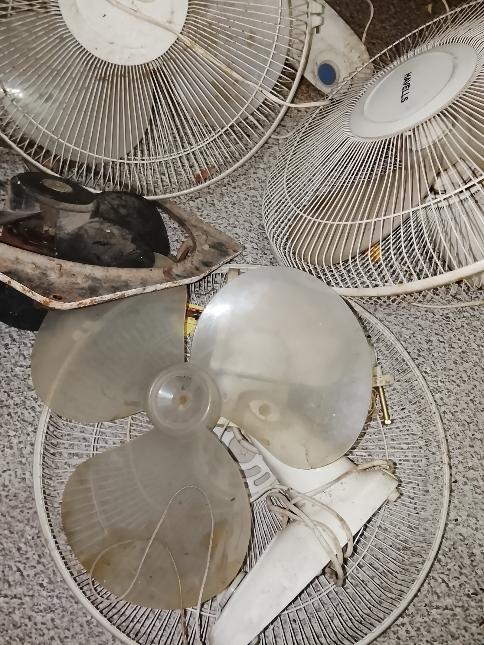 3 havells k wall fan hai kharab condition mai. 2 gardan se toote hue hai. 1 exhaust hai off condition mai. - photo 2