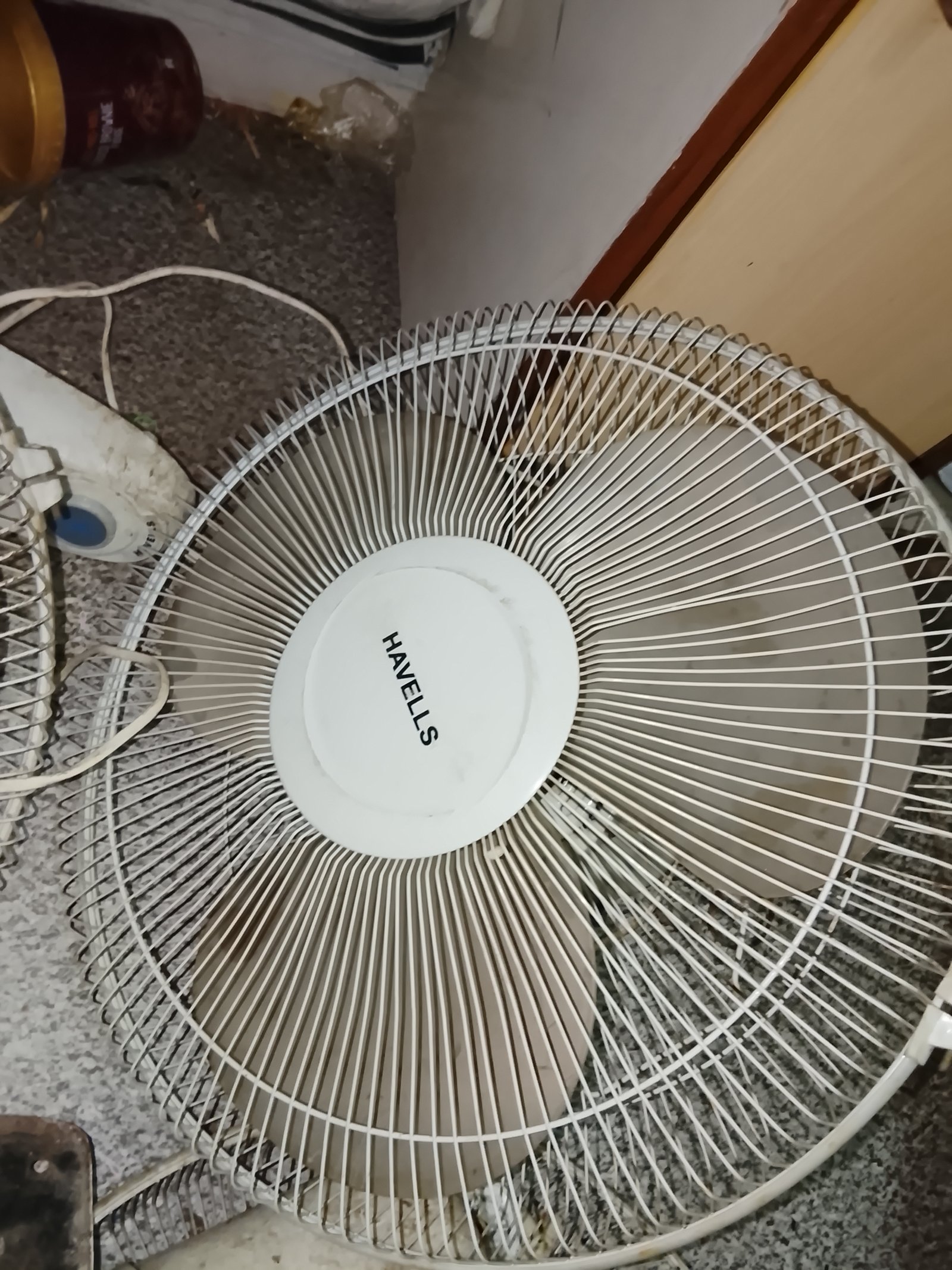 3 havells k wall fan hai kharab condition mai. 2 gardan se toote hue hai. 1 exhaust hai off condition mai. - photo 3