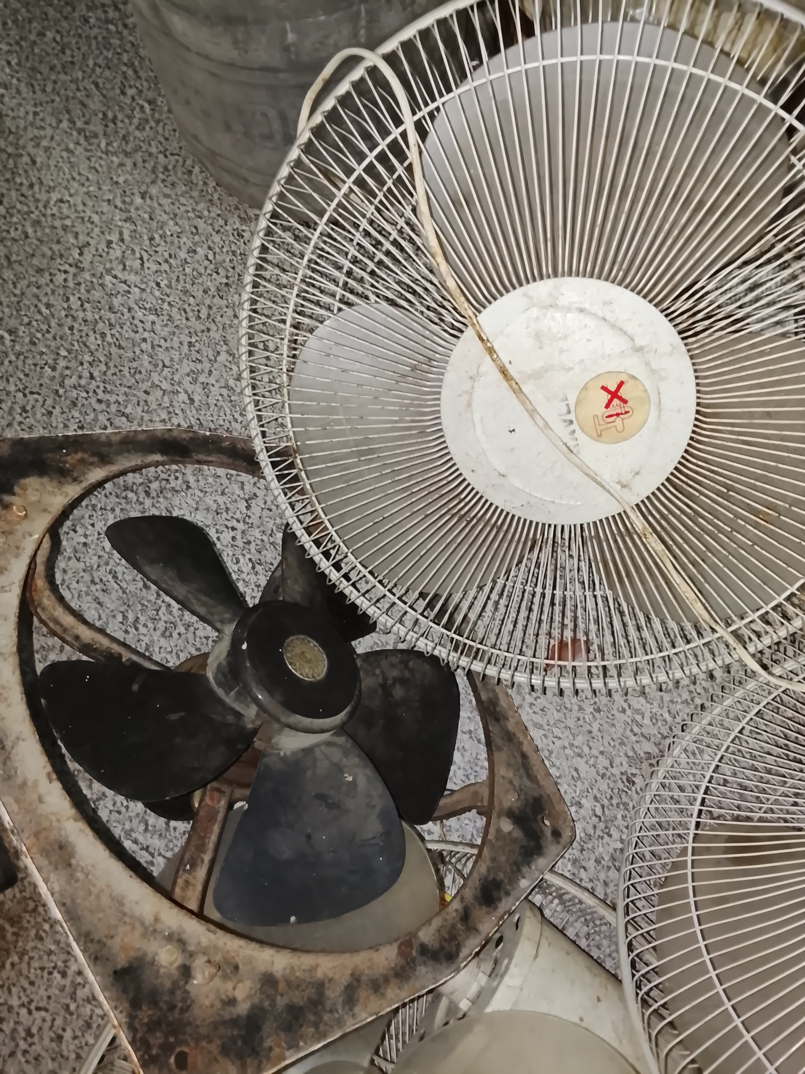 3 havells k wall fan hai kharab condition mai. 2 gardan se toote hue hai. 1 exhaust hai off condition mai. - photo 4