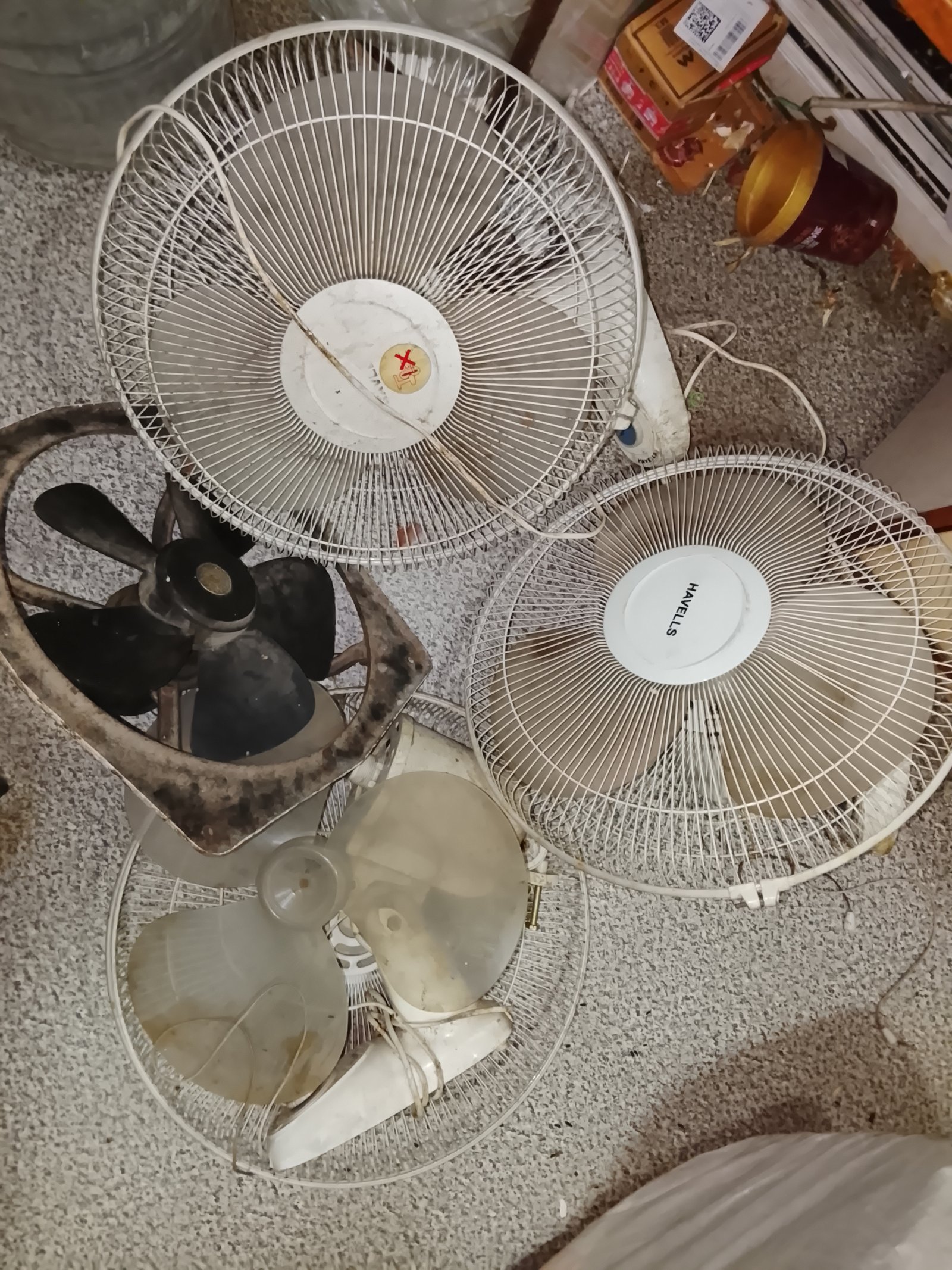 3 havells k wall fan hai kharab condition mai. 2 gardan se toote hue hai. 1 exhaust hai off condition mai. - photo 5