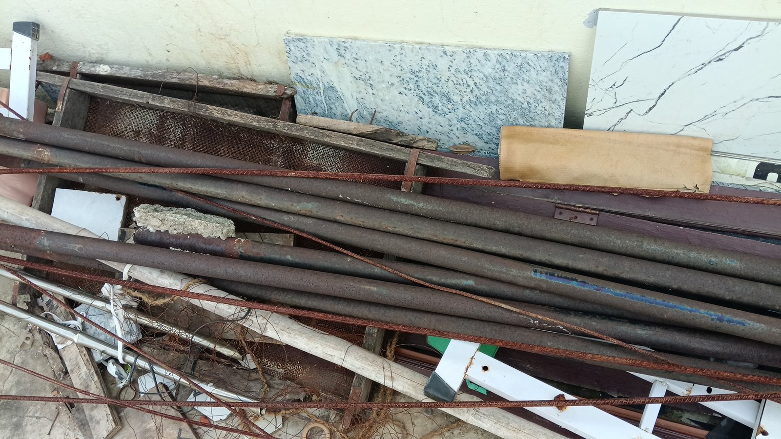 7 foot metal rod 6piece and 2 Sariya - Scrap & Raw Materials