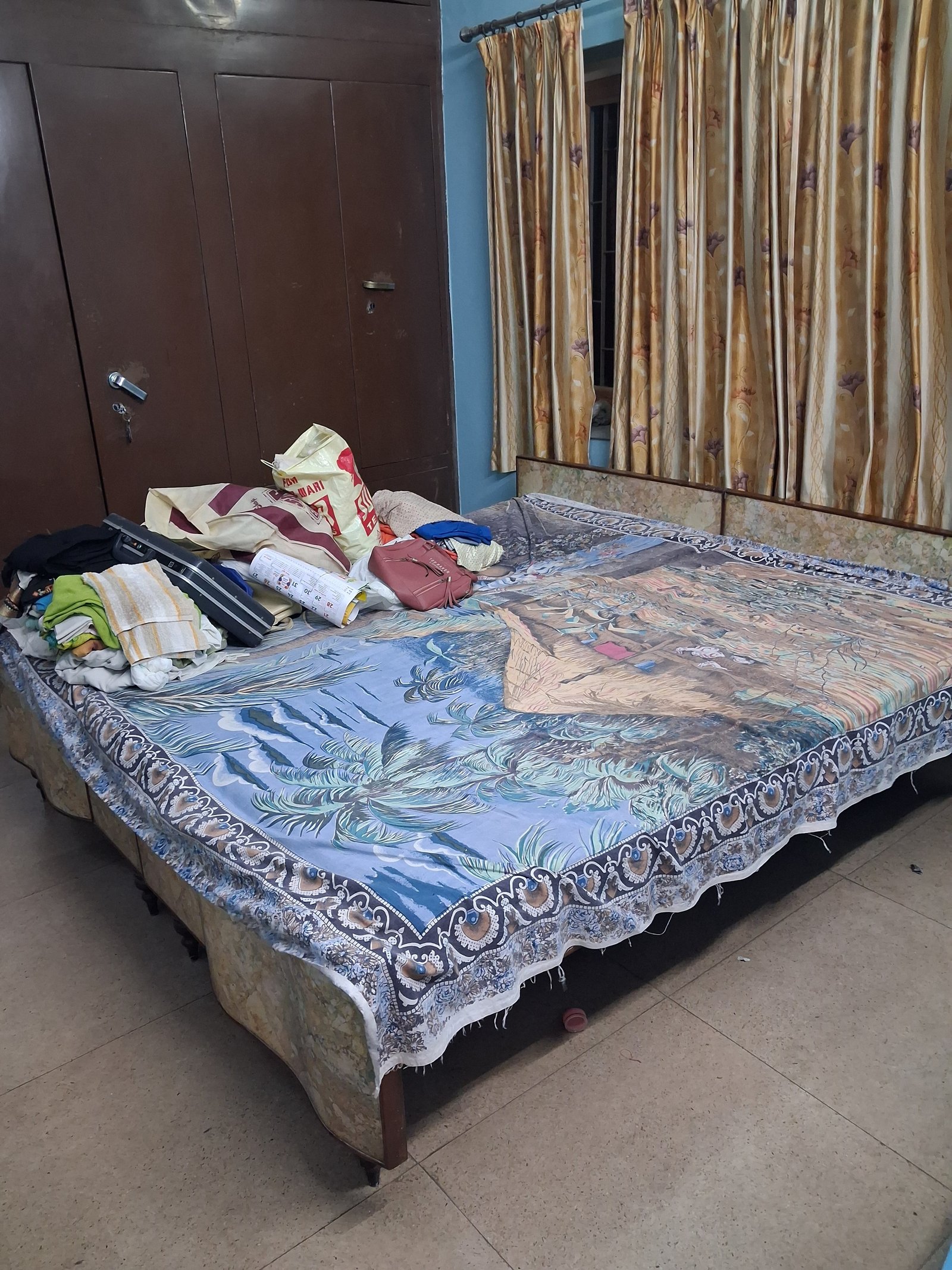 King Double bed, Dressing table, centre table, few small tables - Furniture in Agra