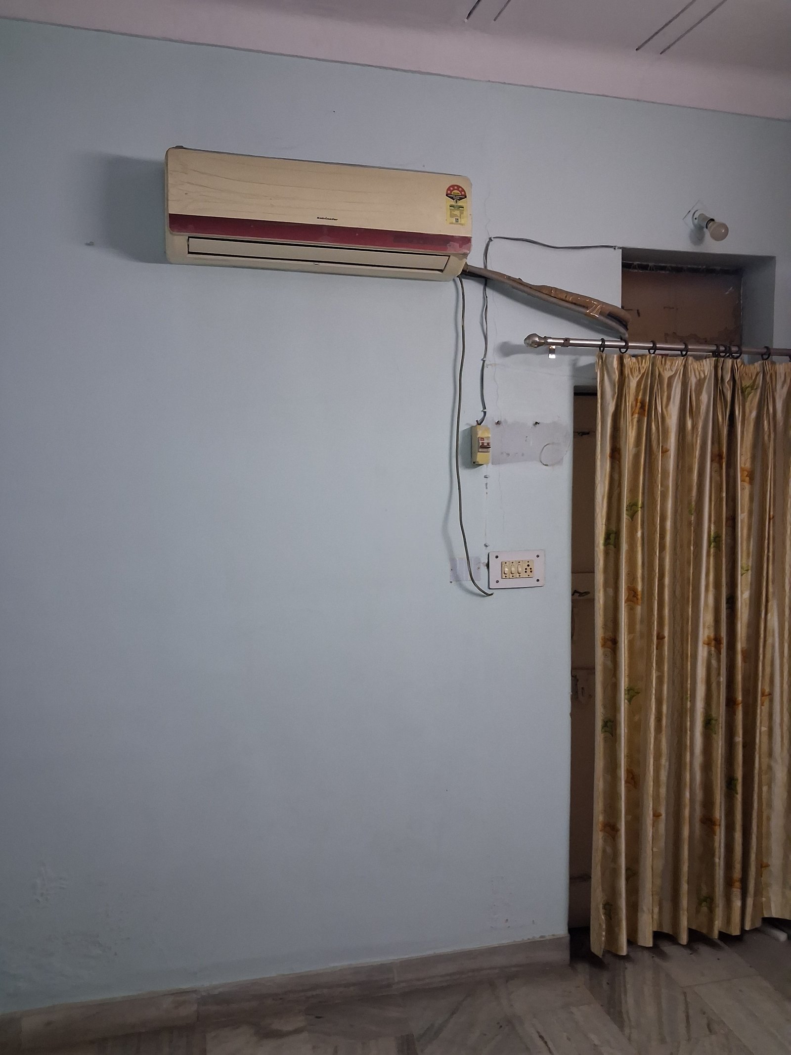 one inverter and battery working, one 1 ton AC installed , non working - photo 2