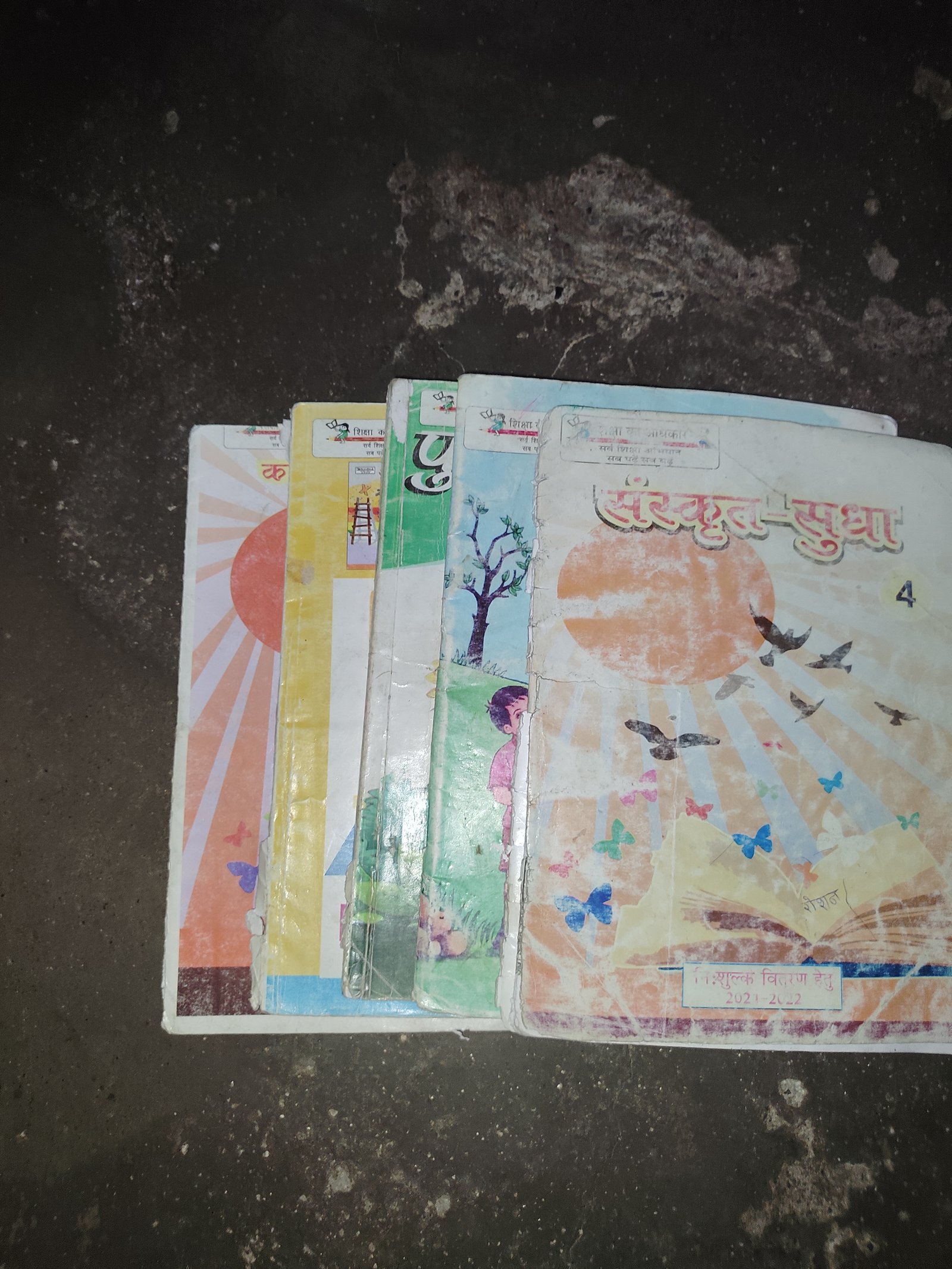 class 4 textbook hindi english math - Books & Media in Sampurna Nagar khiri singhai khurd