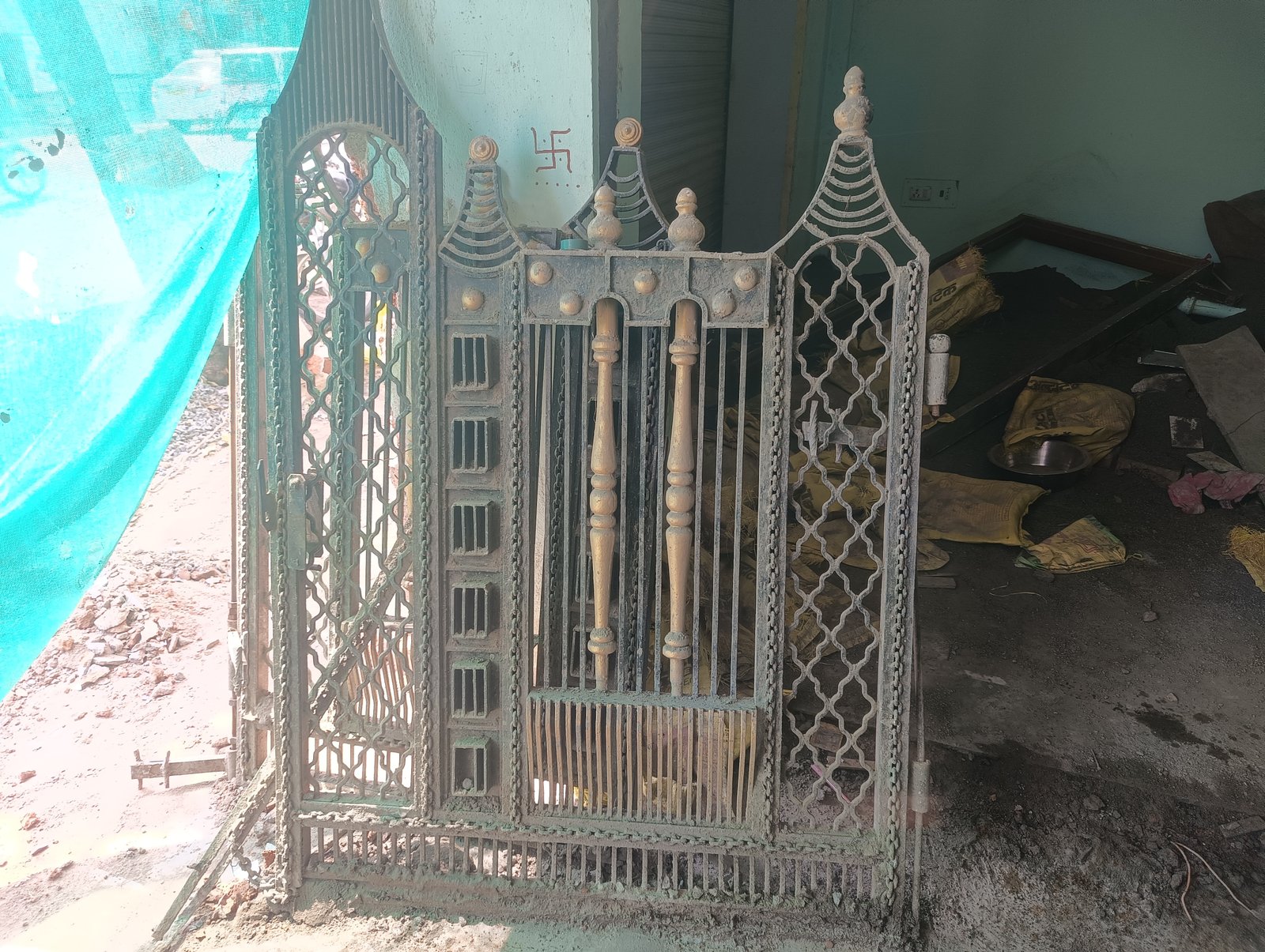 1 channel iron,1iton main gate - Scrap & Raw Materials